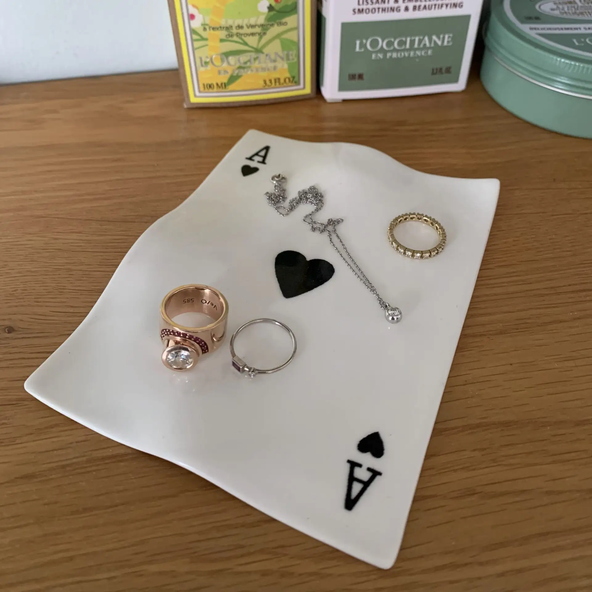 צלחת אליס בארץ הפלאות אווירה